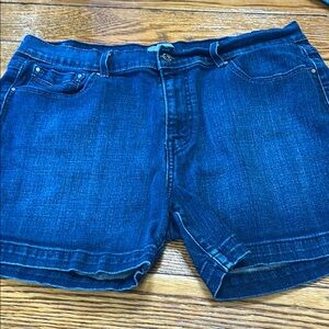 Levi’s 515 Women’s Shorts. Blue denim, with cute details on pockets. Size 12.